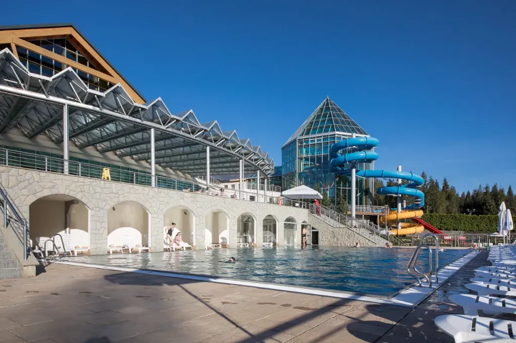 Baseny termalne: poznaj korzyści z kąpieli w ciepłej wodzie termalnej (geotermalnej)